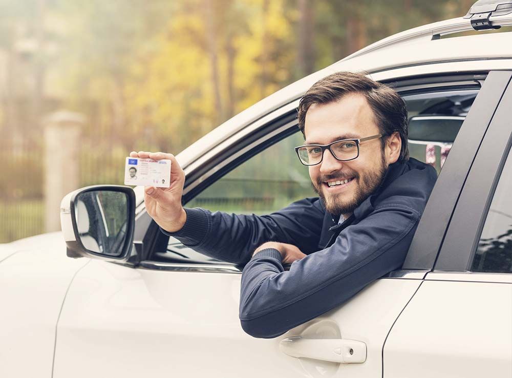 Hombre con licencia de conducción